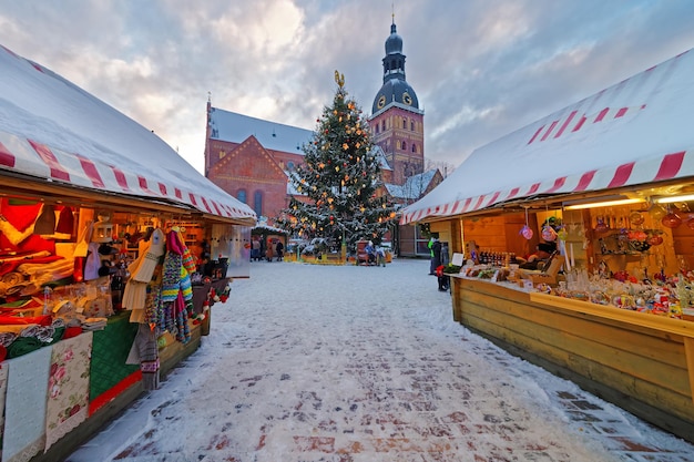 Riga, Letonia - 28 de diciembre de 2014: Árbol de Navidad bellamente decorado en el mercado de Navidad en el casco antiguo de Riga 28 de diciembre de 2014, Letonia