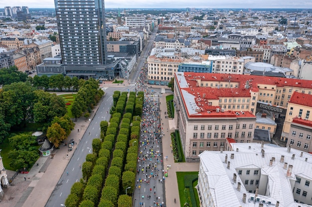 Riga, Letonia. 29 de agosto de 2021. Personas que corren el Maratón Internacional Rimi Riga por el centro de Riga.