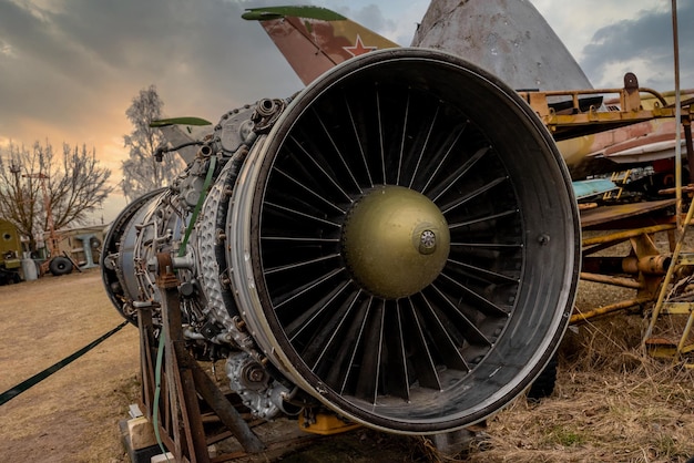 Riga, Lettland. 10. März 2021. Riesige Einblicke in Flugzeugtriebwerke. Detailansicht des Motors.