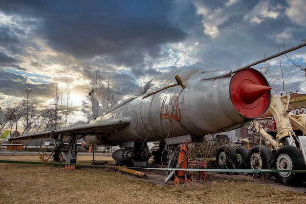 RIGA, LETTLAND - 6. Februar 2021: Detail eines einsitzigen Sukhoi SU-7-Bodenkampfflugzeugs, Nato-Codename "Fitter", wie es im Rigaer Luftfahrtmuseum ausgestellt ist