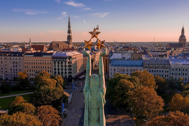 Riga, Lettland - Juli 2020: Luftaufnahme des Freiheitsdenkmals Milda mit Ehrenwache, ein wichtiges Symbol der Freiheit, Unabhängigkeit und Souveränität Lettlands