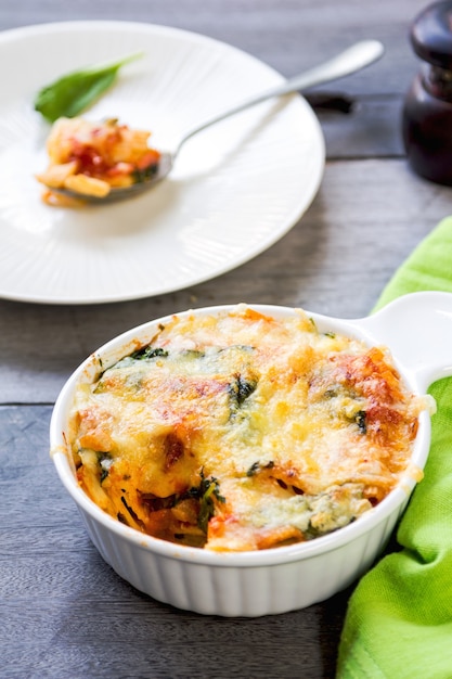 Rigatoni al horno con espinacas en salsa de tomate