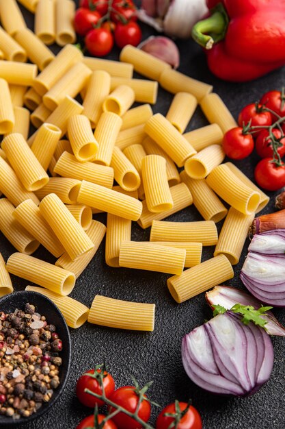 rigatoni comida de pasta cruda otros ingredientes bocadillo de comida en la mesa espacio de copia fondo de comida