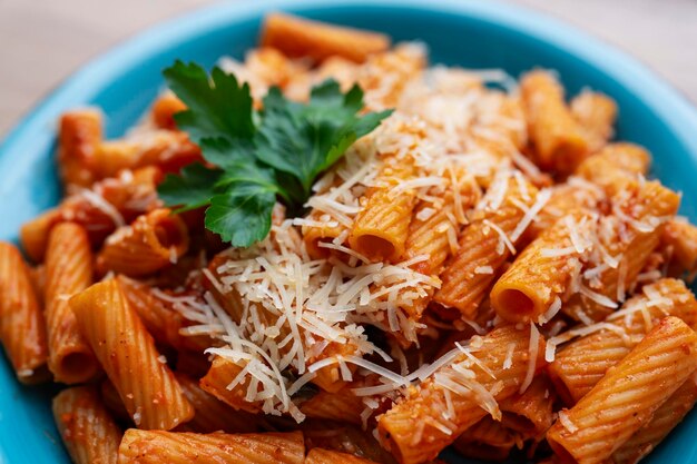 Foto rigatoni mit fleischgeschmack italienische kochpasta fleischsauce