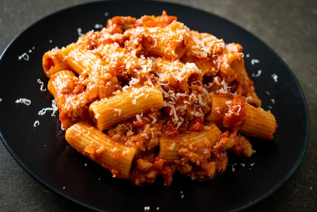 Rigatoni-nudeln bolognese mit käse