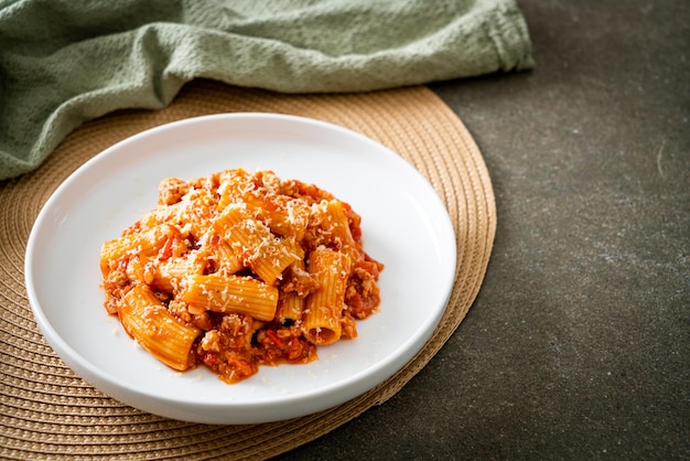 Rigatoni-Nudeln Bolognese mit Käse