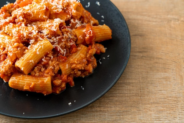 Rigatoni-Nudeln Bolognese mit Käse