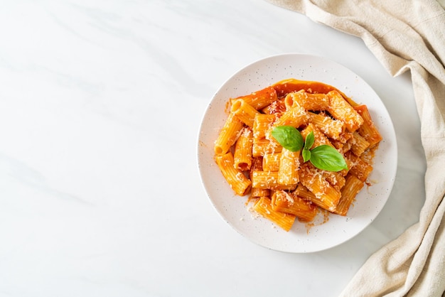 Rigatoni-Nudeln mit Tomatensauce und Käse - traditionelle italienische Pasta