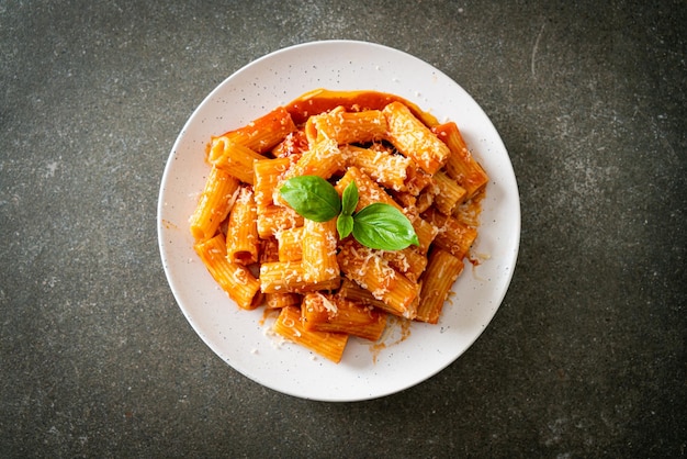 Rigatoni-Nudeln mit Tomatensauce und Käse