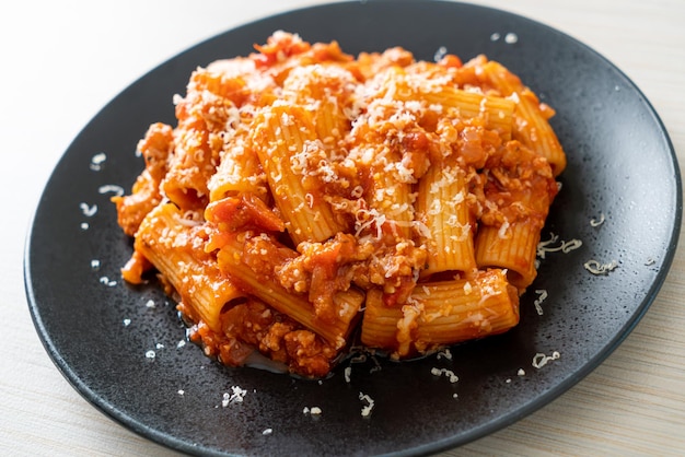 Rigatoni pasta boloñesa con queso