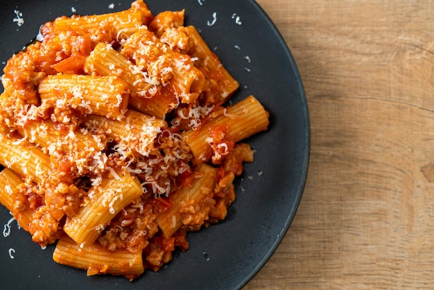 Rigatoni pasta boloñesa con queso