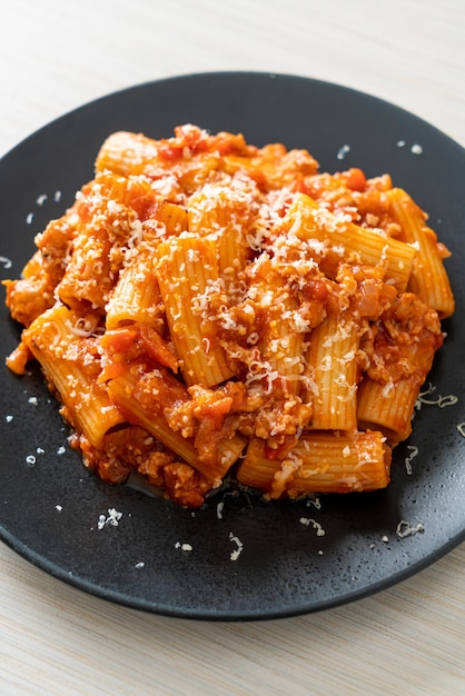 Rigatoni pasta boloñesa con queso