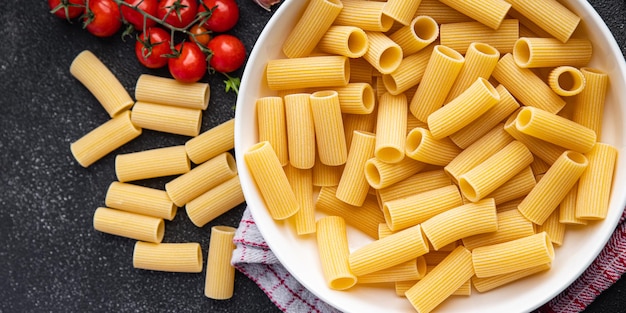 rigatoni pasta cruda comida saludable comida bocadillo en la mesa espacio de copia fondo de comida vista superior rústica