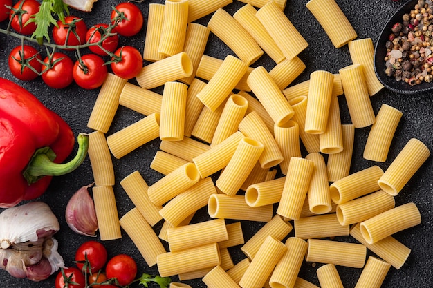 Rigatoni rohe Pasta gesunde Mahlzeit Snack auf dem Tisch Kopie Raum Lebensmittel Hintergrund rustikale Draufsicht