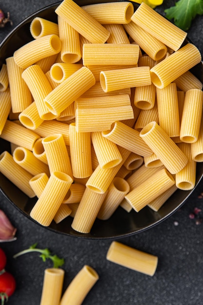 Rigatoni rohe Pasta Mahlzeit andere Zutaten Essen Snack auf dem Tisch Kopie Raum Essen Hintergrund