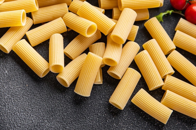 Rigatoni rohe Pasta Mahlzeit andere Zutaten Essen Snack auf dem Tisch Kopie Raum Essen Hintergrund