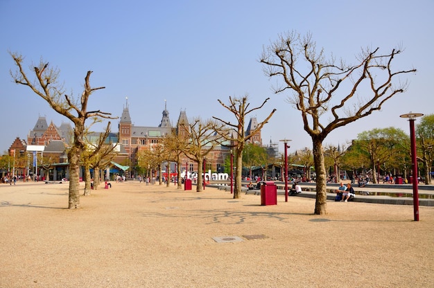 Rijksmuseum nackte kahle Bäume und gelber Sand in Amsterdam Holland Niederlande