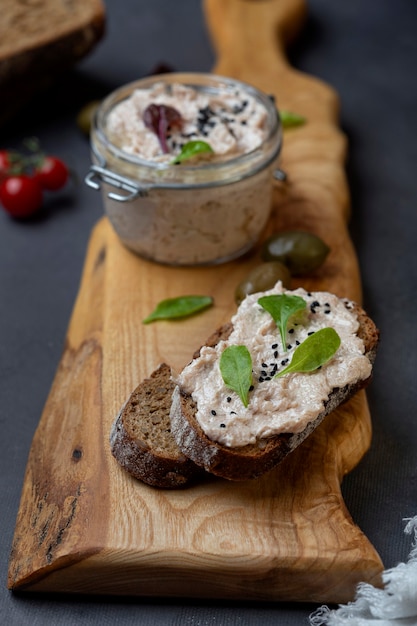 Rillettes de atún con queso crema y anchoas y pan fresco