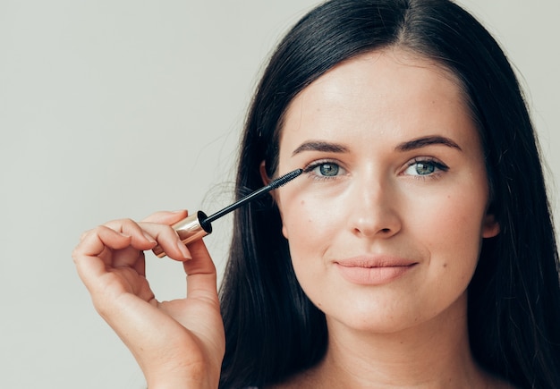 Rímel de maquiagem de mulher olhos, pele saudável, maquiagem de moda natural. Tiro do estúdio.