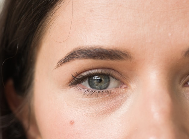 Rímel de maquiagem de mulher olhos, pele saudável, maquiagem de moda natural. Tiro do estúdio.