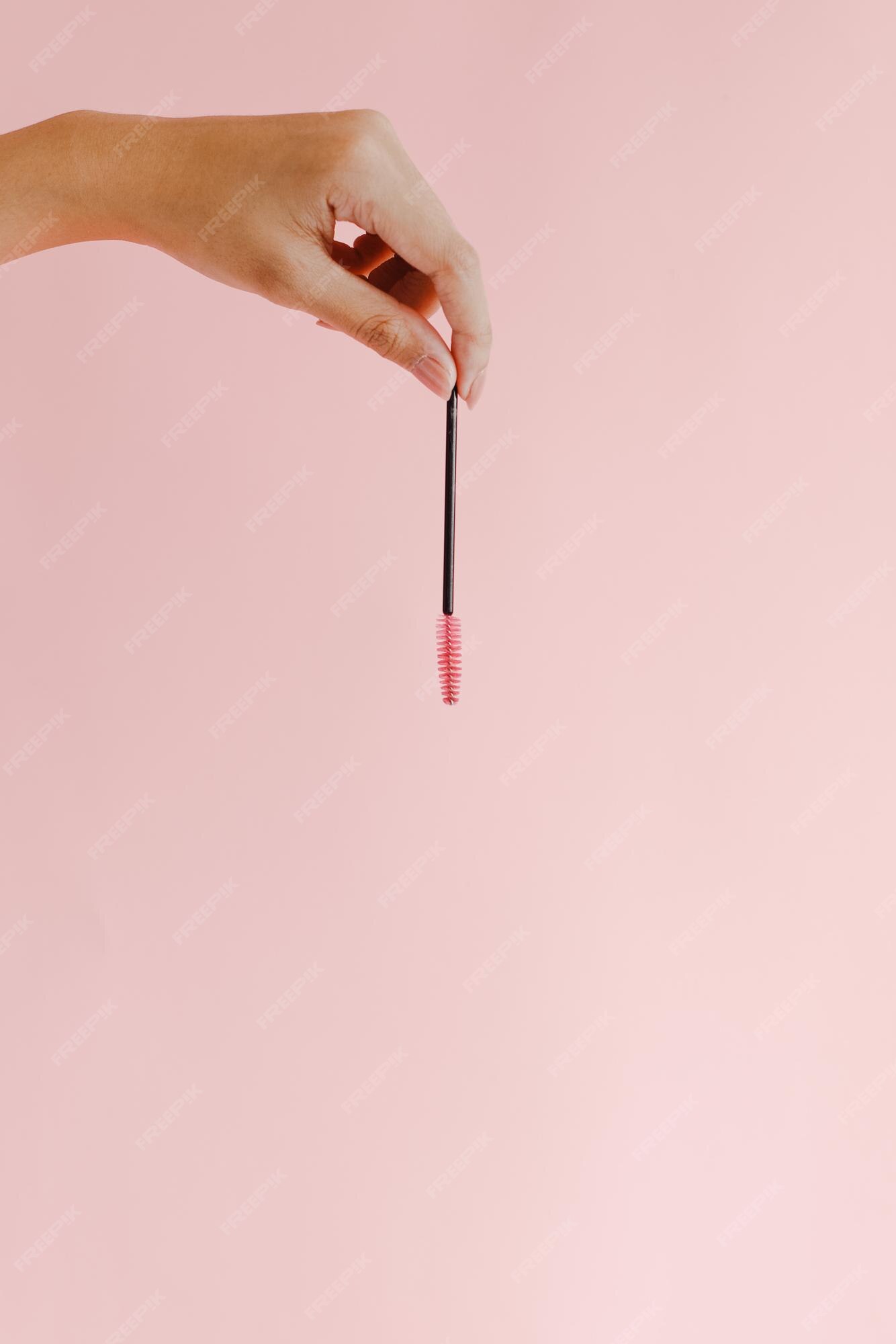 Rímel sobre fondo rosa con espacio de copia lindo fondo de pantalla femenino para productos de belleza y cosméticos | Foto Premium Rímel sobre fondo rosa con espacio de copia lindo fondo de pantalla femenino para productos de belleza y cosméticos | Foto Premium