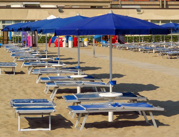 Rimini Blue Sonnenschirme und Sonnenliegen