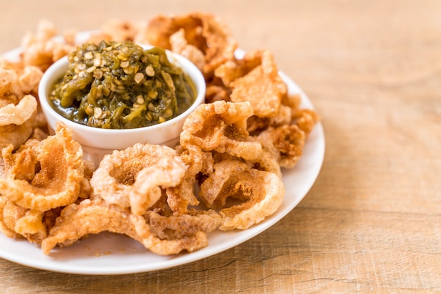 Rincho de porco frito ou lanche de porco com molho de pimenta verde tailandês do norte