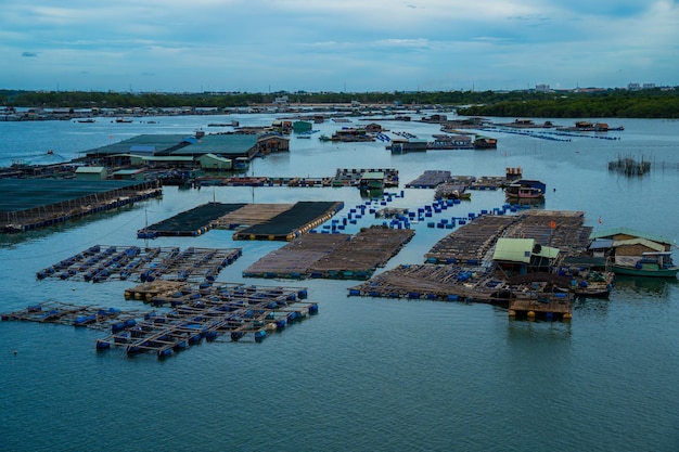 Un rincón de la aldea de pesca flotante de la granja de alimentación de ostras en la comuna de Long Son, ciudad de Ba Ria Vung Tau