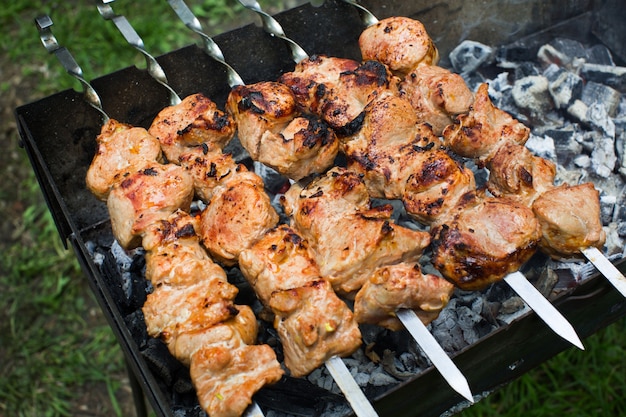 Rind- und Schweinefleischgrill, Steak auf dem Grill. Kebab am Spieß