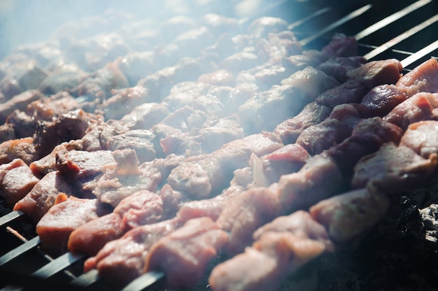 Rind- und Schweinefleischsteak BBQ auf dem Grill