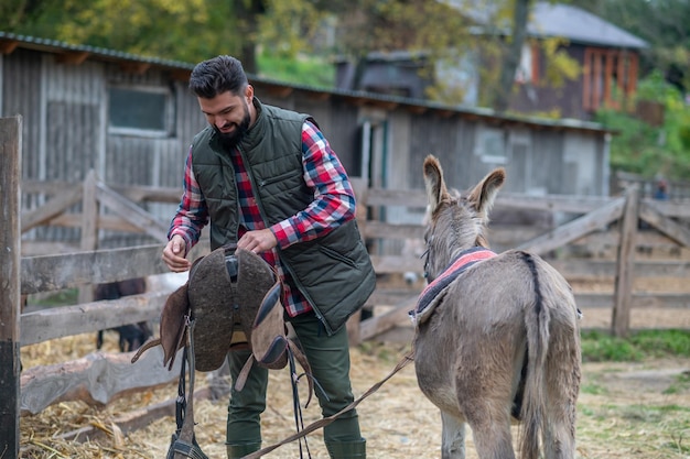 Rinderfarm. Ein Mann im karierten Hemd, der auf einer Rinderfarm arbeitet