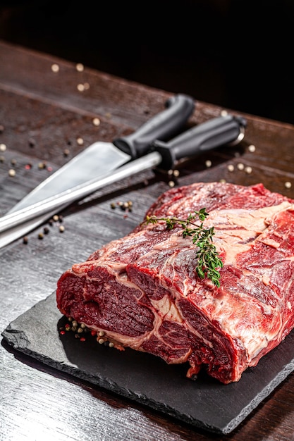 Rinderfilet, Hals liegt auf einer Tafel