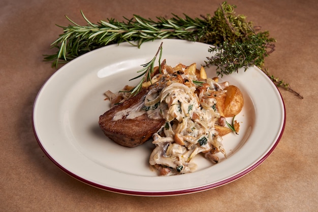 Rinderfilet mit Pilzsauce und Kartoffeln