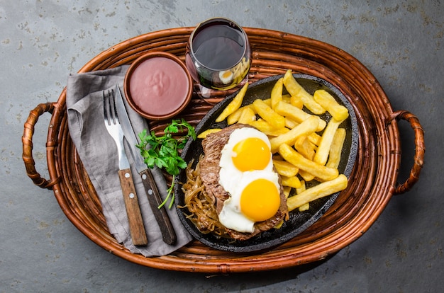 Rinderfilet mit Pommes Frites und Eiern