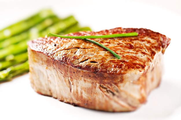 Rinderfilet mit rosa Pfeffer und Spargel Foto in hoher Qualität