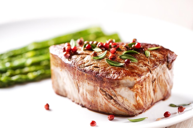 Rinderfilet mit rosa Pfeffer und Spargel Foto in hoher Qualität