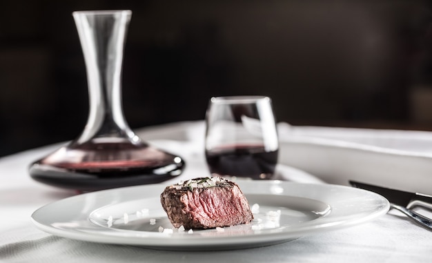 Rinderfiletsteak auf weißem Teller und Rotwein im Pub oder Restaurant.