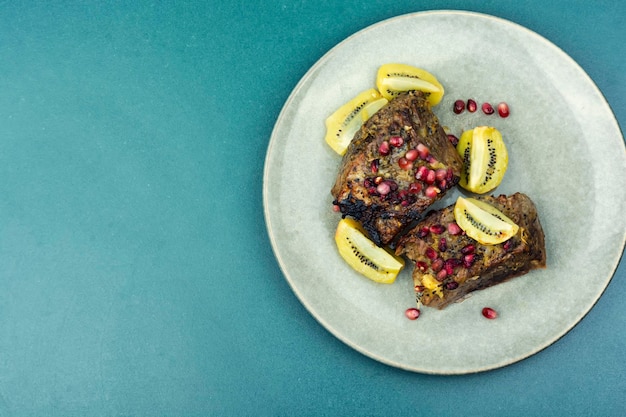 Rinderfleisch gebacken mit Kiwi und Granatapfel