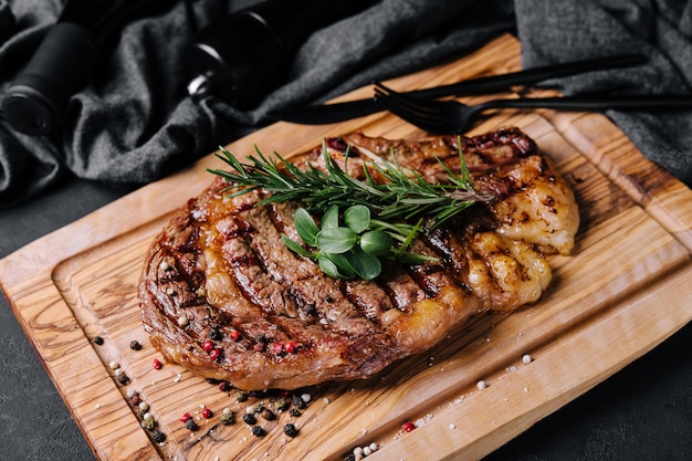 Rinderhüftsteak auf schwarzem Steintisch