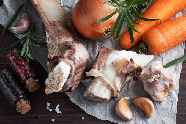 Rinderknochen und Gemüsezutaten zum Kochen von Brühe.