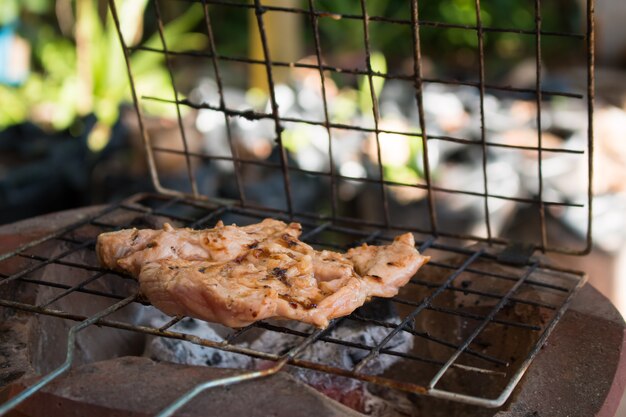 Rinderrippen auf Holzkohlegrill