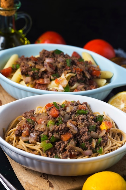 Rinderspaghetti, Es gibt viele Tomaten und gehacktes Rindfleisch darauf.