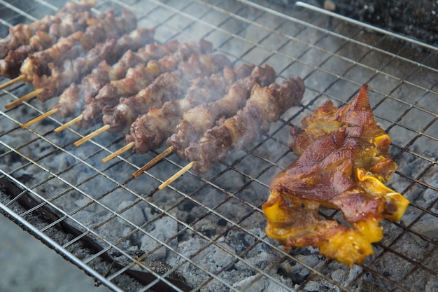 Rindersteak auf dem Grill mit Flammen.