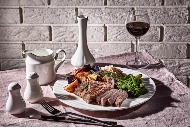 Rindersteak mit Broccolini und Kartoffeln