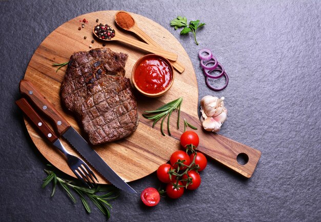 Rindersteak mit Gewürzen und Gemüse