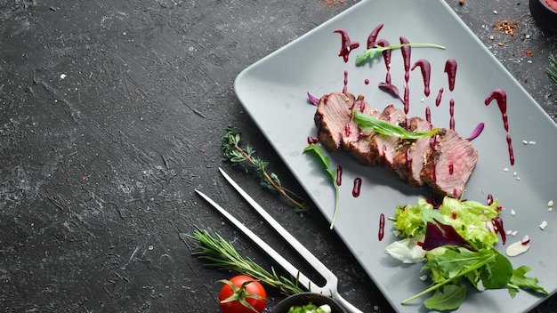 Rindersteak mit Salat und Sauce Draufsicht Freier Platz für Ihren Text