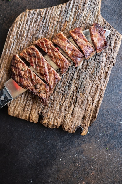 Rindersteak saftiges Fleisch gegrillter Grill BBQ auf dem Tisch gesunde Mahlzeit Snack Kopie Raum Essen