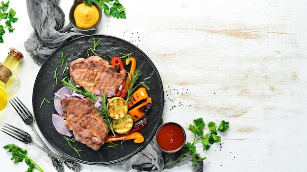 Rindersteak Saftiges Kalbssteak mit Rosmarin und Gewürzen Draufsicht Barbecue