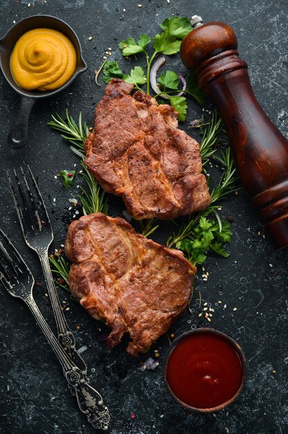 Rindersteak Saftiges Kalbssteak mit Rosmarin und Gewürzen Draufsicht Barbecue