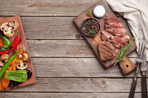 Rindersteak und gegrilltes Gemüse auf Schneidebrett